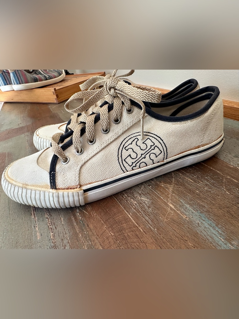 Tory Burch canvas logo tennis shoes Y2K sneakers cream navy retro fish head 8.5